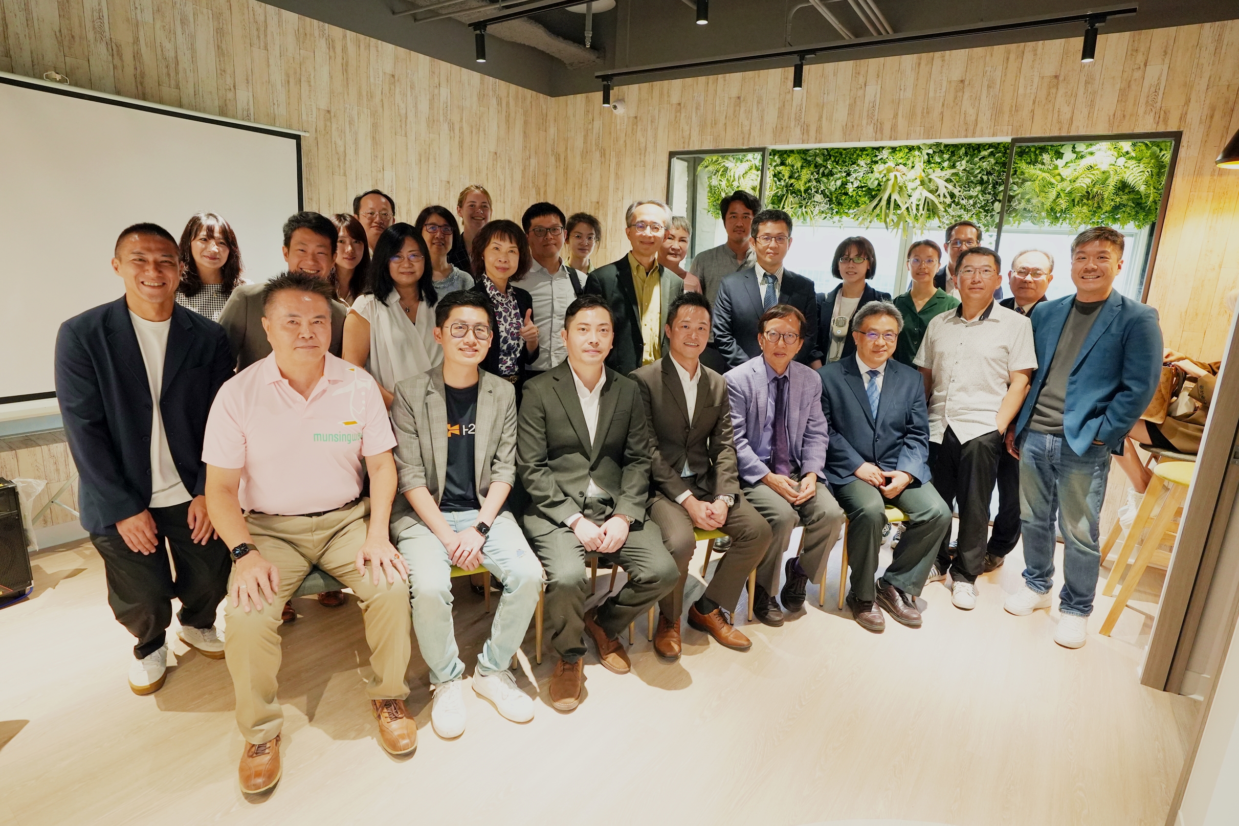 圖說：偉喬生醫8/1於汐科創新研發中心舉辦開幕茶會，董事長莊詠鈞（前排左三）與執行長鄭又瑋（前排左四），邀請合作夥伴與專家共襄盛舉。（資料來源：偉喬生醫）