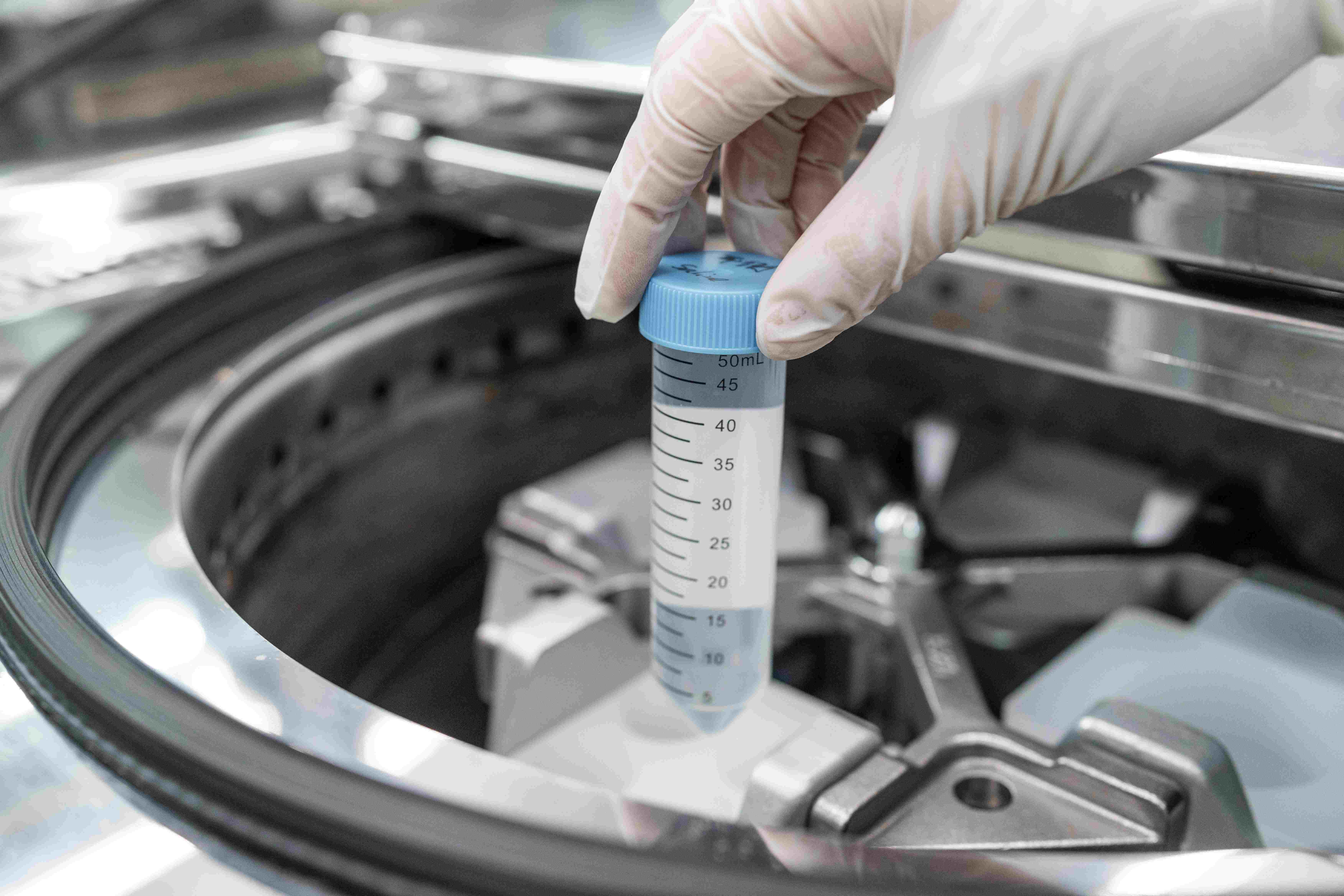 亞家生技研發出「微型智能細胞製劑廠」，高度整合智慧化設備與無菌操作環境，體現台灣自主研發的設備製造實力。（資料來源：亞家生技）