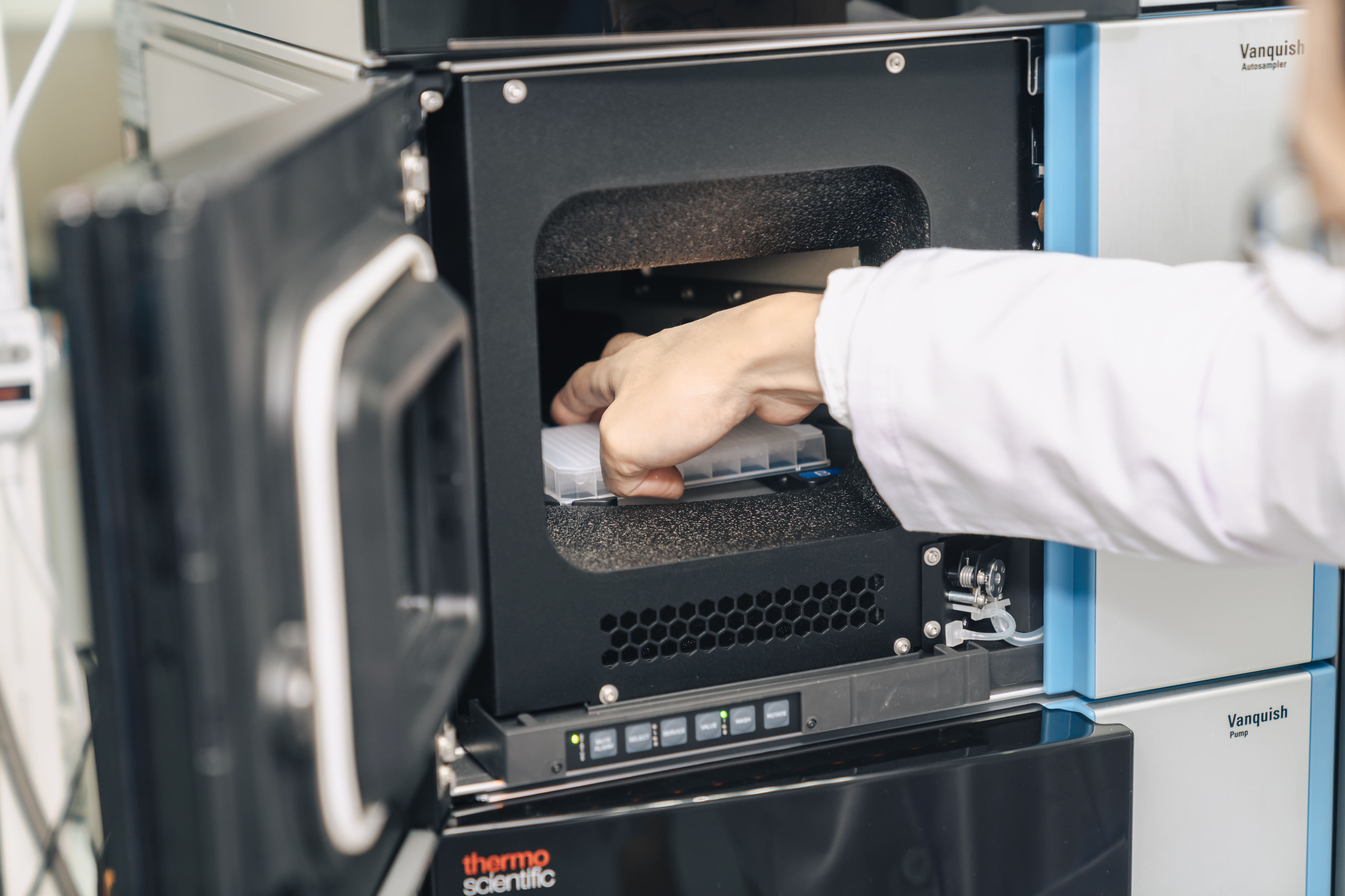 Operations of High-Resolution Mass Spectrometer