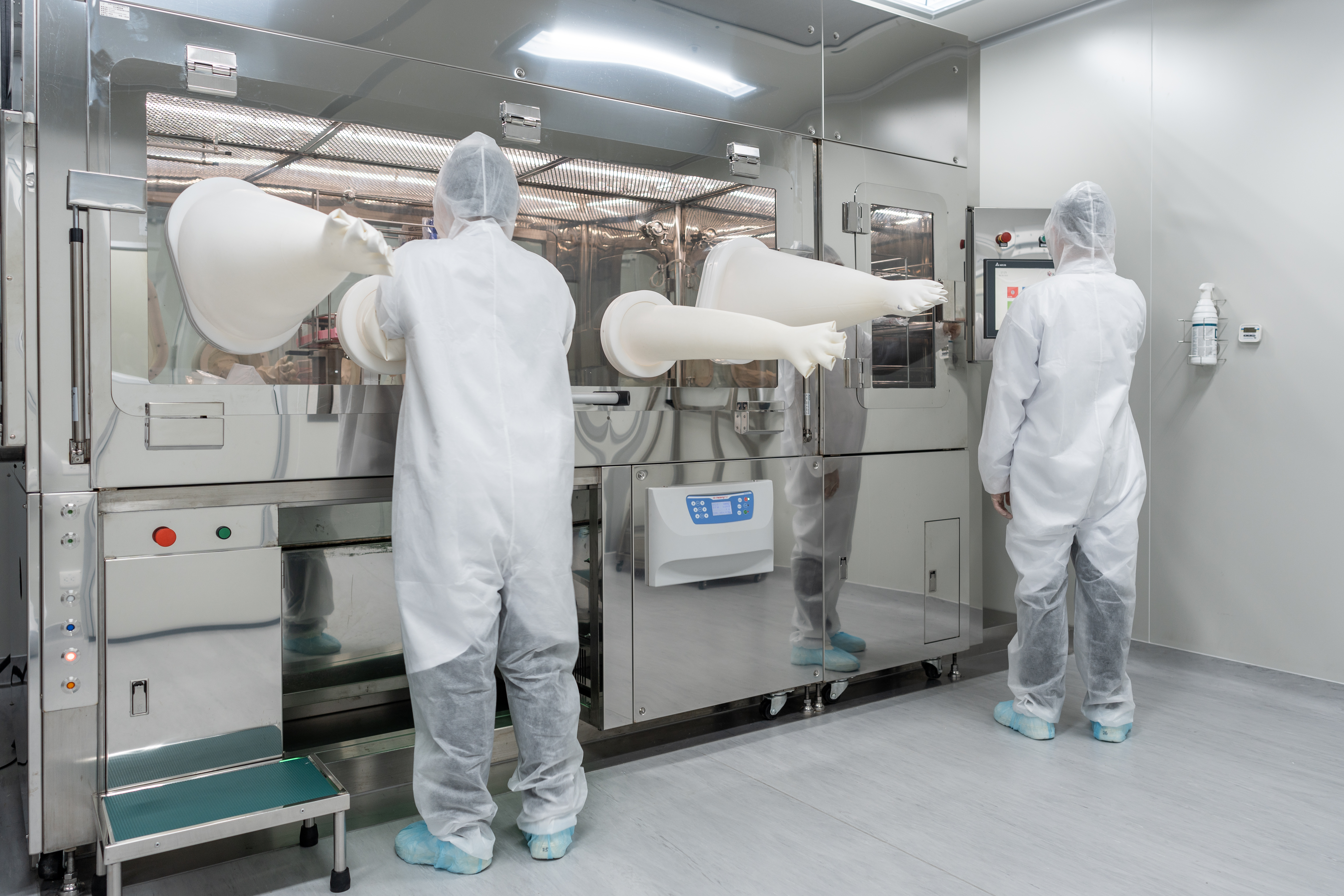 圖說：亞家生技自主研發的「微型智能細胞製劑廠」，結合細胞培養、藥品製程與法規專業，打造出符合PICS GMP標準的先進製備平台。（資料來源：亞家生技）