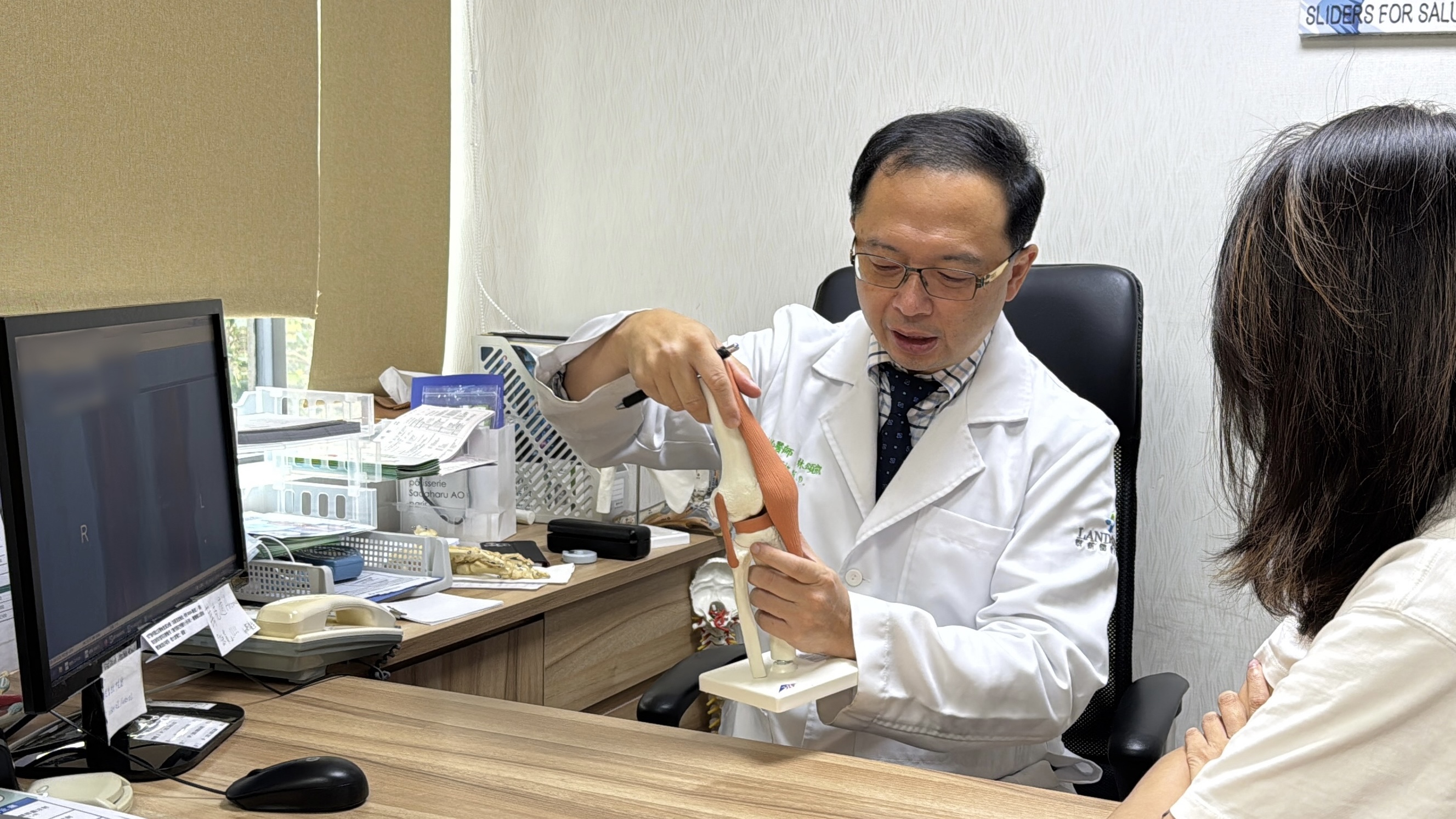 圖／聯新國際醫院運動醫學中心主任林頌凱為患者解說退化性關節炎的相關知識