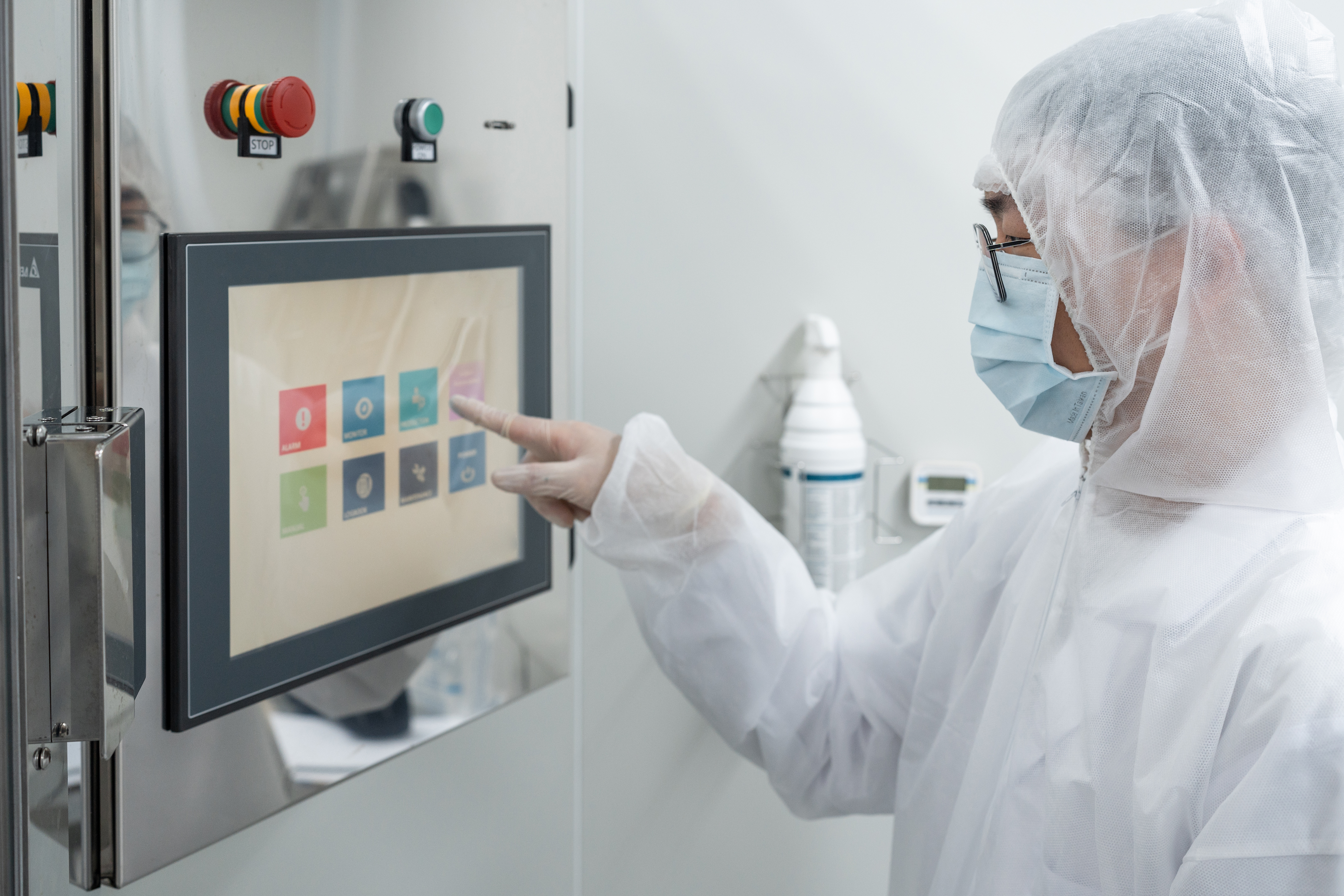 圖說：亞家生技跨領域整合細胞生技與製藥工業技術，從廠房規劃設計、軟硬體等機電設備，到品管品保認證與後續維護，皆能一站式服務。（資料來源：亞家生技）