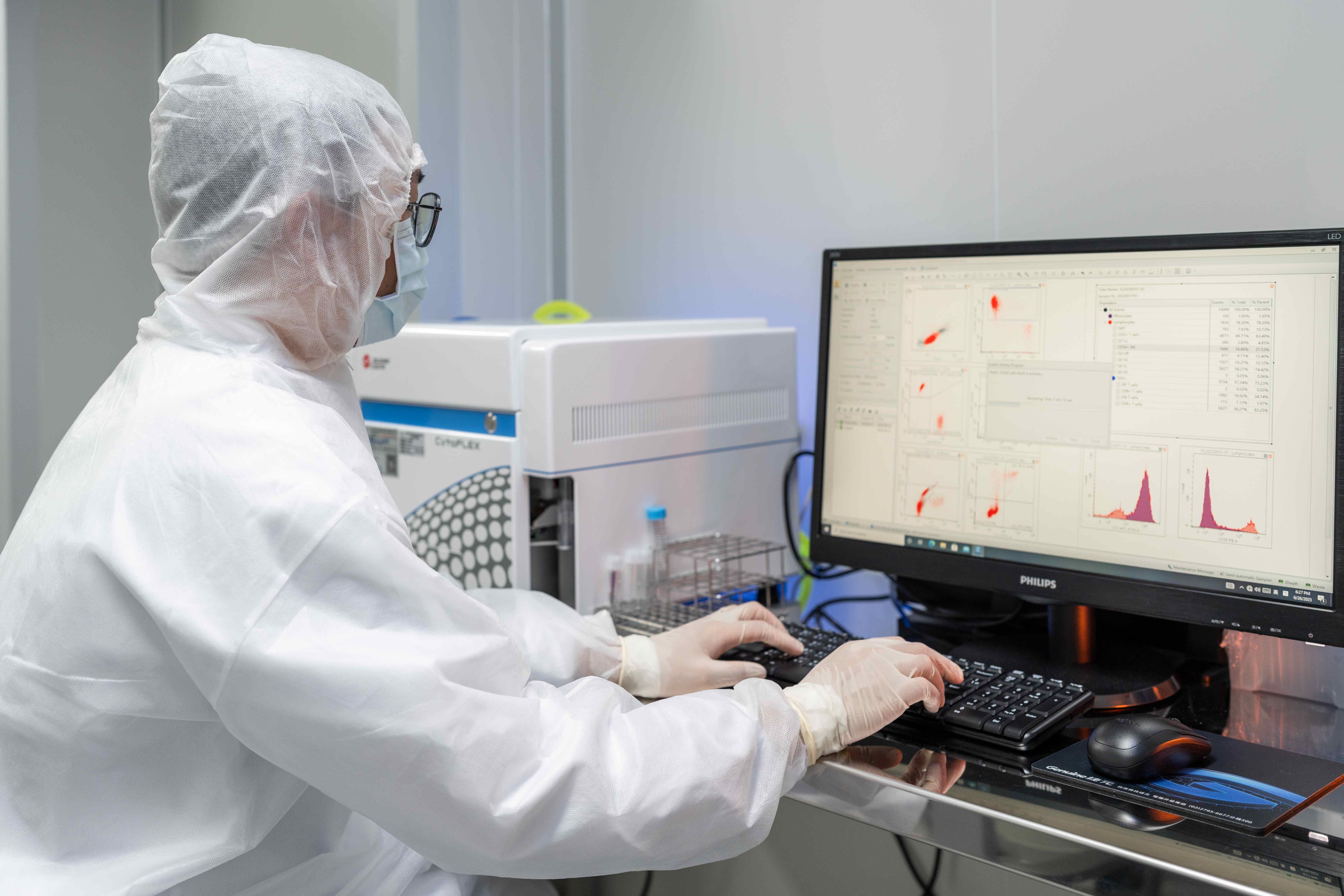 圖說：細胞製備技術不斷創新，朝向工業4.0智能化邁進，透過軟硬體整合的「微型智能細胞製劑廠」，能有效控管、降低汙染風險，確保細胞品質穩定。（資料來源：亞家生技）