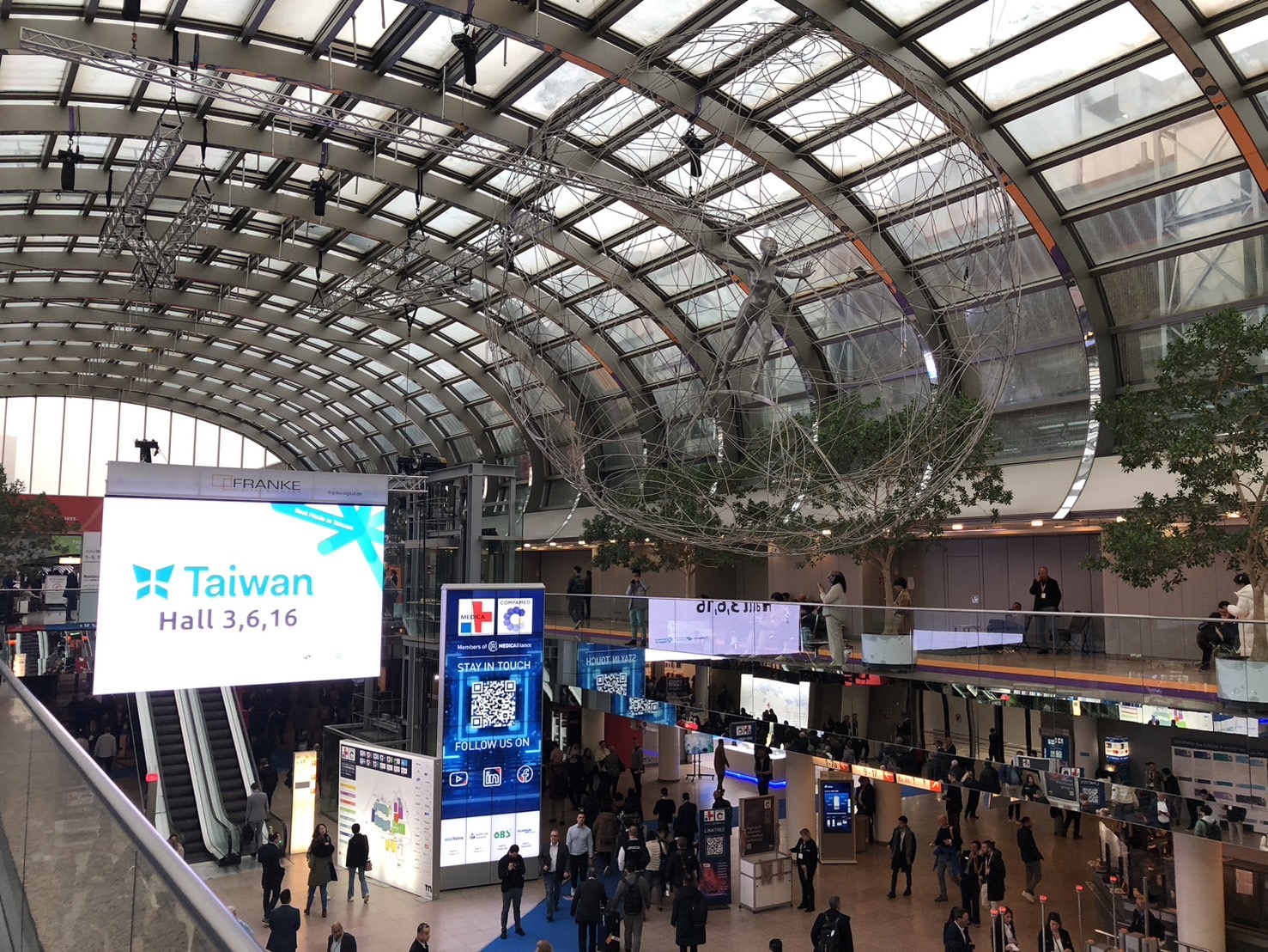 圖說：偉喬生醫參加全球規模最大的德國杜塞道夫醫材展，與各國代理商和專業人士進一步交流，期盼透過自主研發的體外檢驗試劑，幫助更多醫師與腎友掌握健康狀況。（資料來源：偉喬生醫）