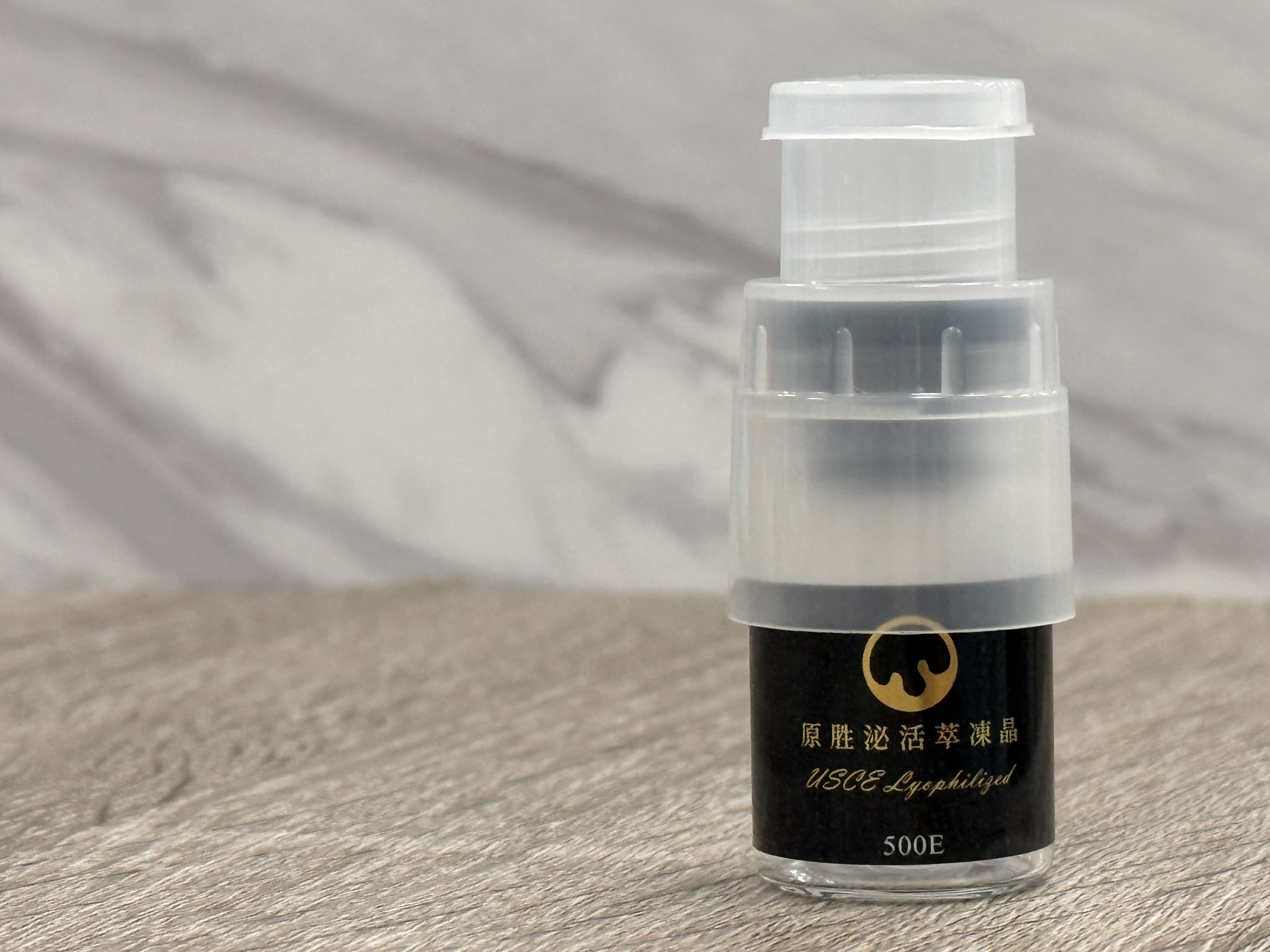 亞家生技展示眼周保養凍晶，透過專利瓶蓋設計，強調新鮮調配、即溶即用的保養新體驗。（資料來源：亞家生技）